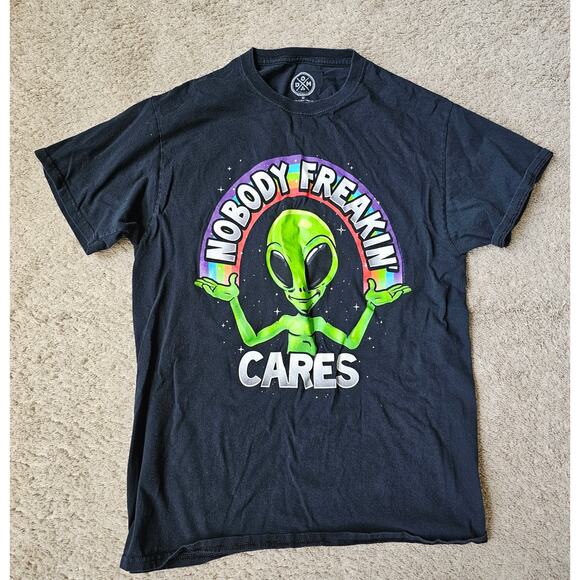 Alien DOM "Nobody Freakin Cares" Short Sleeve T Shirt mens size medium - Picture 1 of 5